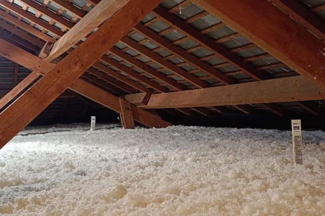 Isolation des combles par un couvreur professionnel