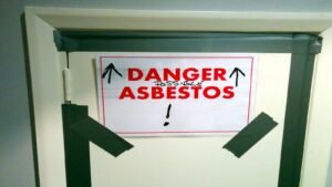 Toiture en amiante : diagnostic, désamiantage et obligations en 2026